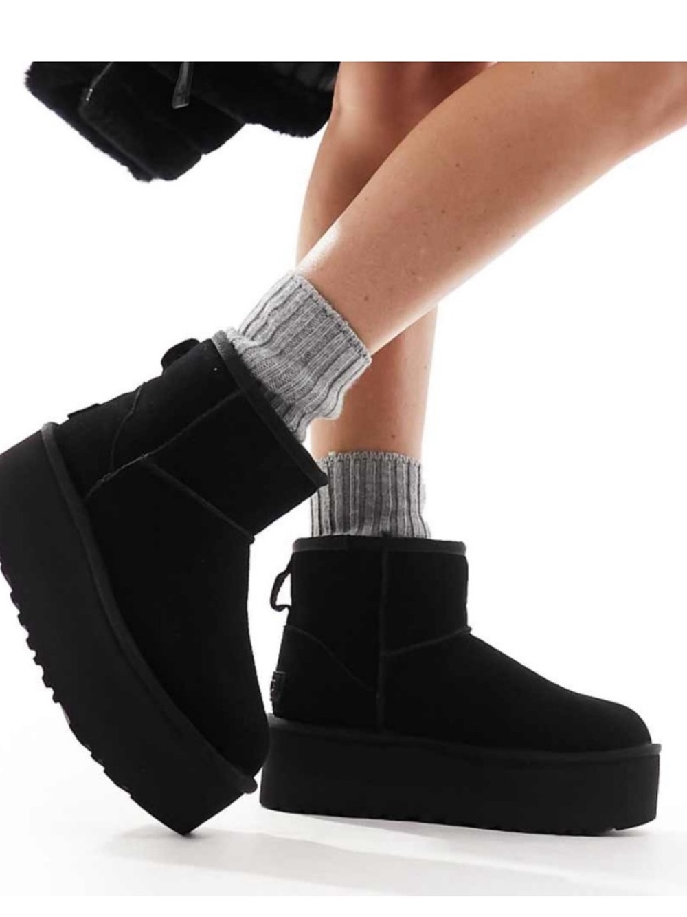 UGG Women’s Classic Black Platform Mini Boots in Sz US 9